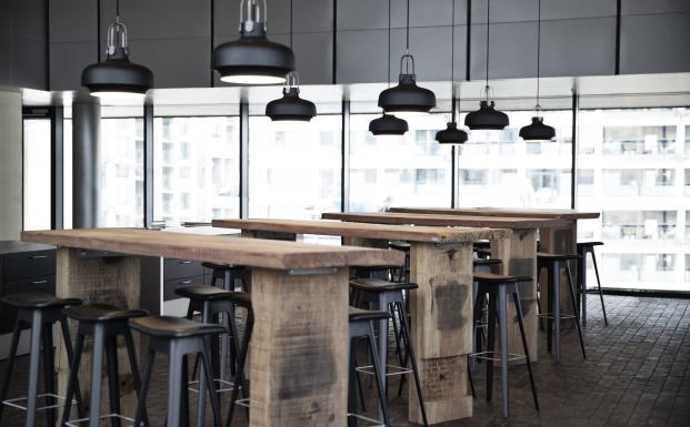 Borde lavet af FSC Recycled havnetømmer